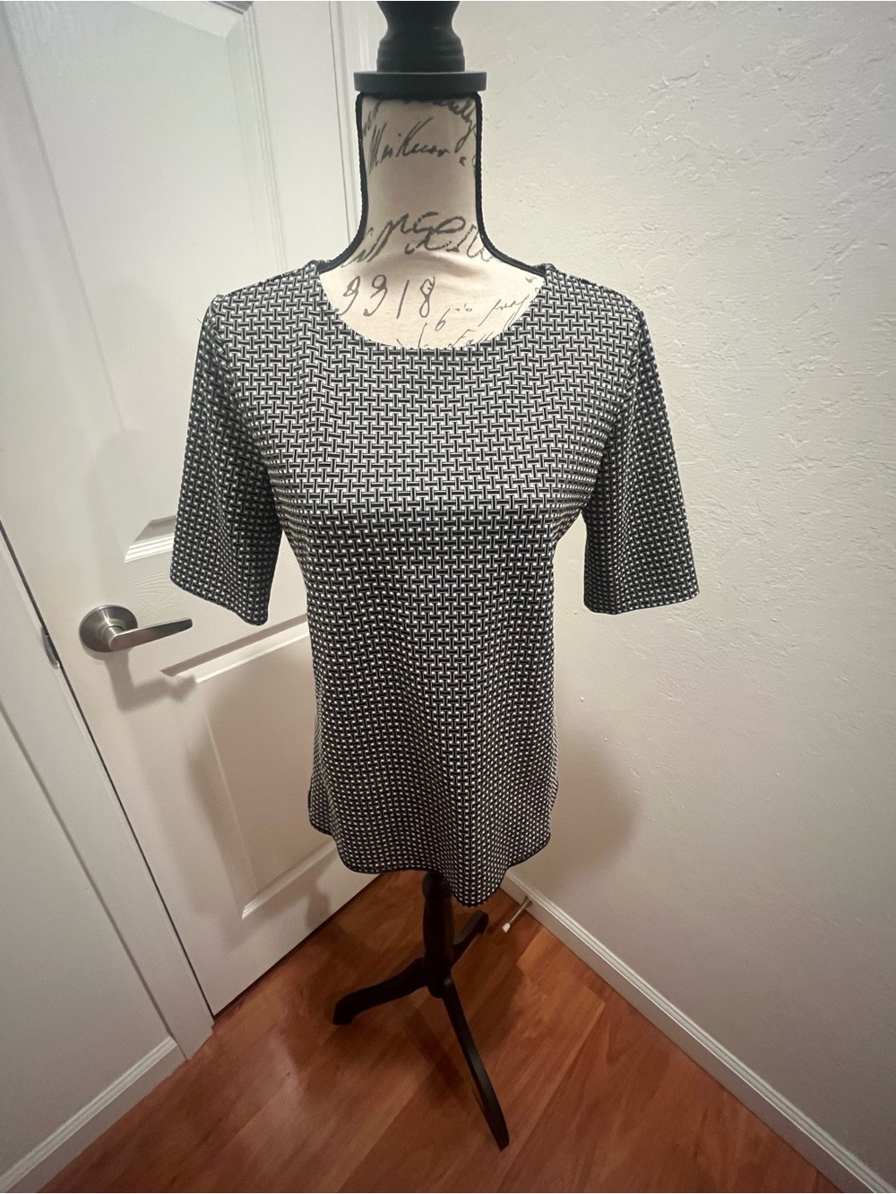Ann Taylor Black & White Short Sleeve Patterned Tee